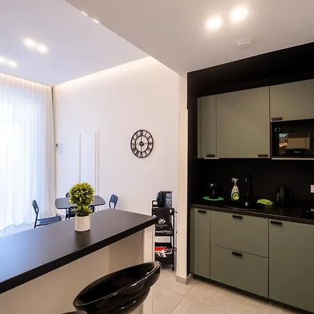 Alyde Daire Napoli