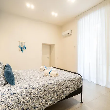 Alyde Daire Napoli